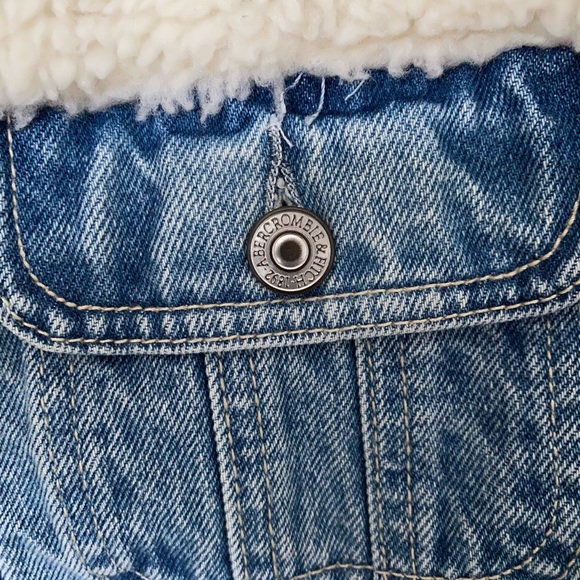 Abercrombie & Fitch cropped denim/sherpa jacket - Picture 3 of 4